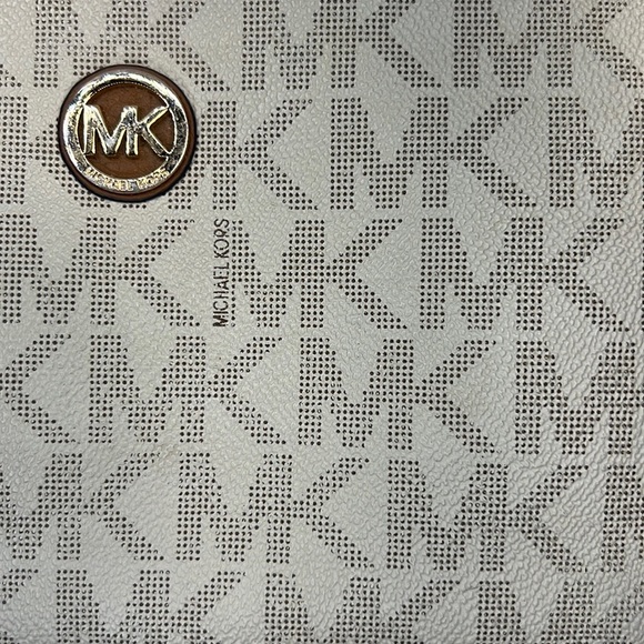 Micheal Kors wristlet leather - Picture 2 of 11